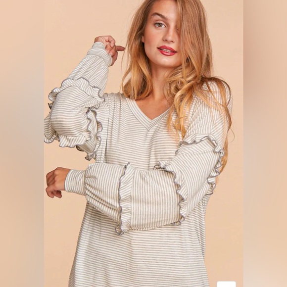 1.4.3. Story by Line Up Here I Go Again Ruffle Sleeve Top| Small - Picture 9 of 9